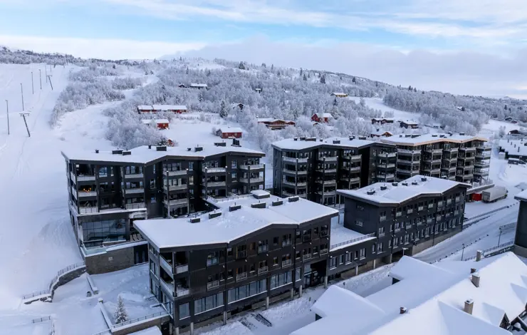 Dronebilde som viser Riddergaarden sin fine lokasjon vinterstid