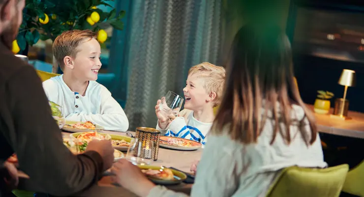 Family enjoying themselves at one of the tables at Casa Montagna in Beitostølen